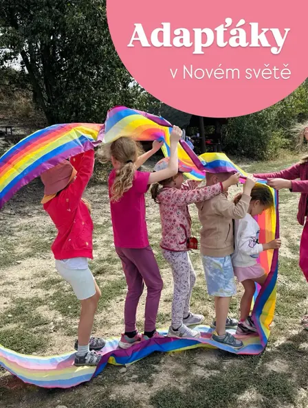 Začátek školního roku je především o stanovení pravidel, seznámení se s prostředím, o vztazích... V Montessori prostředí víme, že bezpečí a dobré klima ve třídě jsou základem pro jakékoliv učení. Proto pořádáme adaptační kurzy na míru vývojovým potřebám našich žáků. 

1. trojročí absolvuje jednodenní adapťák - mladší žáci potřebují kmenovou třídu a známé prostředí jako svou základnu. Jednodenní kurz je pro ně ideální start. Adapťák pro ně není náročný na odloučení od rodičů a rodinného zázemí, pomáhá nováčkům zapadnout do kolektivu a objevovat nová přátelství bez únavy z přespávání a během jednoho dne stihneme mnoho her na spolupráci, důvěru i spoustu legrace v přírodě 💚

2. a 3. trojročí absolvuje dvoudenní adapťák s přespáním -  naši starší žáci procházejí obdobím, kdy se jejich pozornost přirozeně přesouvá k vrstevníkům. Dvoudenní adapťák odpovídá jejich věkovým potřebám. Přespání mimo domov posiluje jejich autonomii, péči o sebe i druhé. Večery v kruhu, sdílení a čas strávený mimo výuku třeba i ve škole vytváří silná pouta a prostor pro rozvoj sociální inteligence. Tito žáci už zvládají složitější teambuildingové výzvy, kde se učí řešit konflikty, naslouchat si a táhnout za jeden provaz a stejným směrem. 

Jsme rádi za všechny zážitky, které jsme díky těmto dnům získali #zakladniskola #montessori #montessoriopava #opava #adaptacniKurz