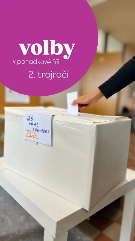 VOLBY NA VLASTNÍ KŮŽI

Co znamená demokracie? Jak funguje politická strana? Co je volební program, volební lístek nebo tajná volba? A co všechno se děje, než vhodíme svůj hlas do volební urny?

Žáci druhého trojročí si tohle všechno prožili si to na vlastní kůži!

Napříč trojročím vytvořili volební týmy, vymysleli názvy svých pohádkových politických stran, sestavili volební programy a navrhli vlastní plakáty. Šesťáci se navíc v rámci šesté hodiny věnovali řečnictví a umění přesvědčivě předávat své myšlenky.

Následovaly prezentace jednotlivých stran, představování volebních programů i prostor pro otázky od ostatních žáků. Jejich lídři museli umět nejen představit své vize, ale také na otázky reagovat a obhájit své návrhy.

A pak přišel okamžik, na který se všechno připravovalo: skutečné volby nanečisto! Žáci si prošli celým procesem – od ,,předložení občanského průkazu”přes převzetí volebního lístku až po tajnou volbu za plentou a vhození hlasu do volební urny.

Demokracie, odpovědnost, argumentace, spolupráce i respekt k odlišným názorům. Najednou to nebyla jen slova, ale konkrétní zkušenost.

Protože některým věcem nejlépe porozumíme právě tehdy, když si je sami vyzkoušíme.