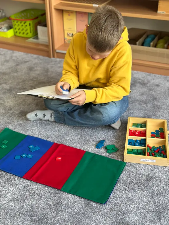 Žák samostatně pracuje s matematickou pomůckou