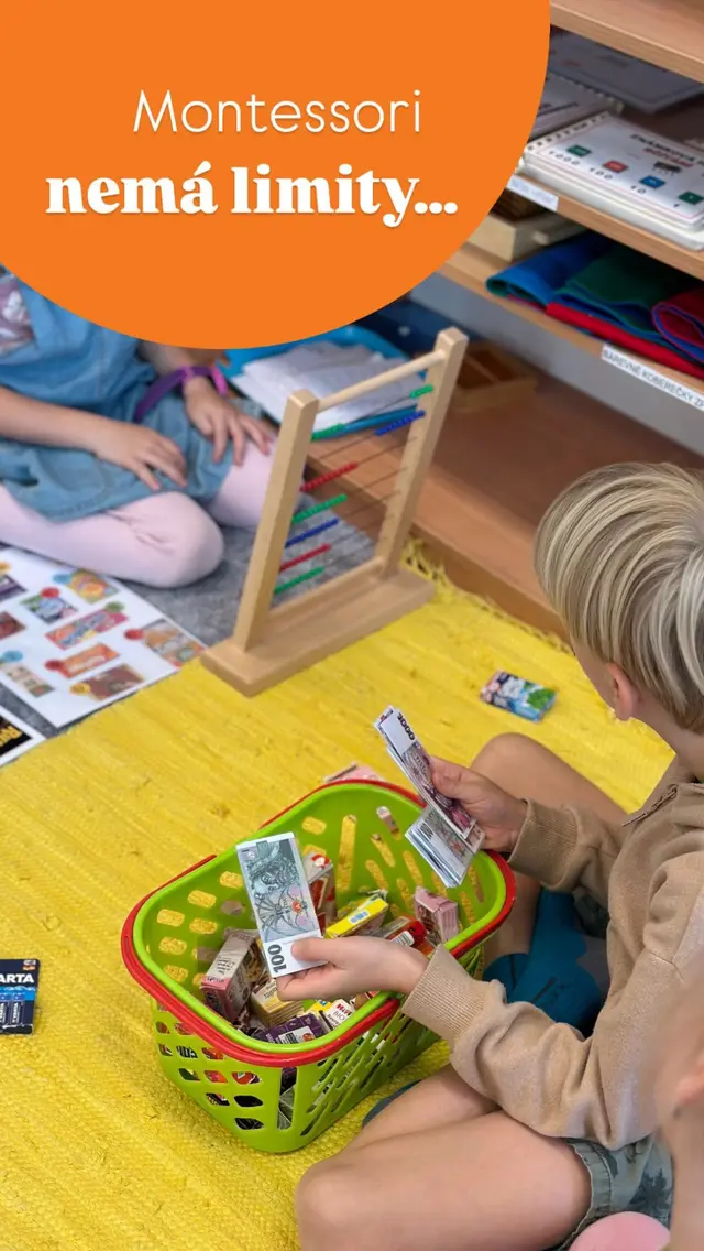 Montessori nemá limity…

Od hry k pochopení. Od konkrétní zkušenosti k abstraktnímu myšlení. Od počítání nákupu k matematice, která dává smysl.

Žáci si hrají na obchod, vybírají zboží, sledují ceny a počítají s využitím Montessori pomůcek - v tomto případě s Montessori počítadlem. Neřeší jen příklad v sešitě. Učí se něco, co jednou využijí v opravdovém životě.

A právě v tom je kouzlo Montessori. Neučí žáky jen počítat. Pomáhá jim pochopit principy, na kterých mohou stavět dál — bez hranic.