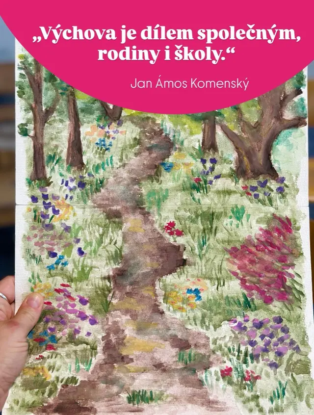 Dítě pro svůj přirozený a zdravý vývoj potřebuje cítit, že svět kolem něj tahá za jeden provaz a stejným směrem. A o to se u nás ve škole vážně snažíme...
Když škola a rodina mluví stejným jazykem, vzniká pro dítě = žáka bezpečné prostředí, ve kterém může bez obav růst, objevovat své schopnosti a rozvíjet svůj potenciál.
V Novém světě stavíme na principu, že vzdělávání není jednostranné předávání vědomostí, ale společná cesta. Přístup založený na respektu sebe i svého okolí, samostatnosti a vnitřní motivaci funguje nejsilněji tehdy, když se s ním dítě pravidelně potkává jak ve škole, tak doma.
Spolupráci nás ve škole s rodiči našich žáků podporujeme společnými hodnotami, např. respektováním individuálního tempa dítěte, podporou jeho samostatnosti, nastavením jasných hranic a pravidel, důvěrou v jeho schopnosti doma i ve škole.
Pravidelně s rodiči sdílíme radosti i výzvy žáků s cílem najít to nejlepší řešení. K tomu nám pomáhají pravidelné konzultace ve třech (žák - rodič - průvodce), formální i neformální setkávání ve škole i mimo ni, zpětné vazby v EduPage.
Spolupráce školy a rodiny má tedy mnoho podob.
Velmi si vážíme každého rozhovoru, účasti na akcích, dobrovolnické pomoci (např. při stěhování) i finanční podpory, díky které můžeme prostředí pro žáky neustále rozvíjet a zkvalitňovat.
Rodiče jsou nedílnou součástí naší školy. Jsme za to upřímně rádi ❤️
* nádherný obraz ,,Má cesta Montessori” namalovala absolventka devátého ročníku (2025/ 2026) A. K.